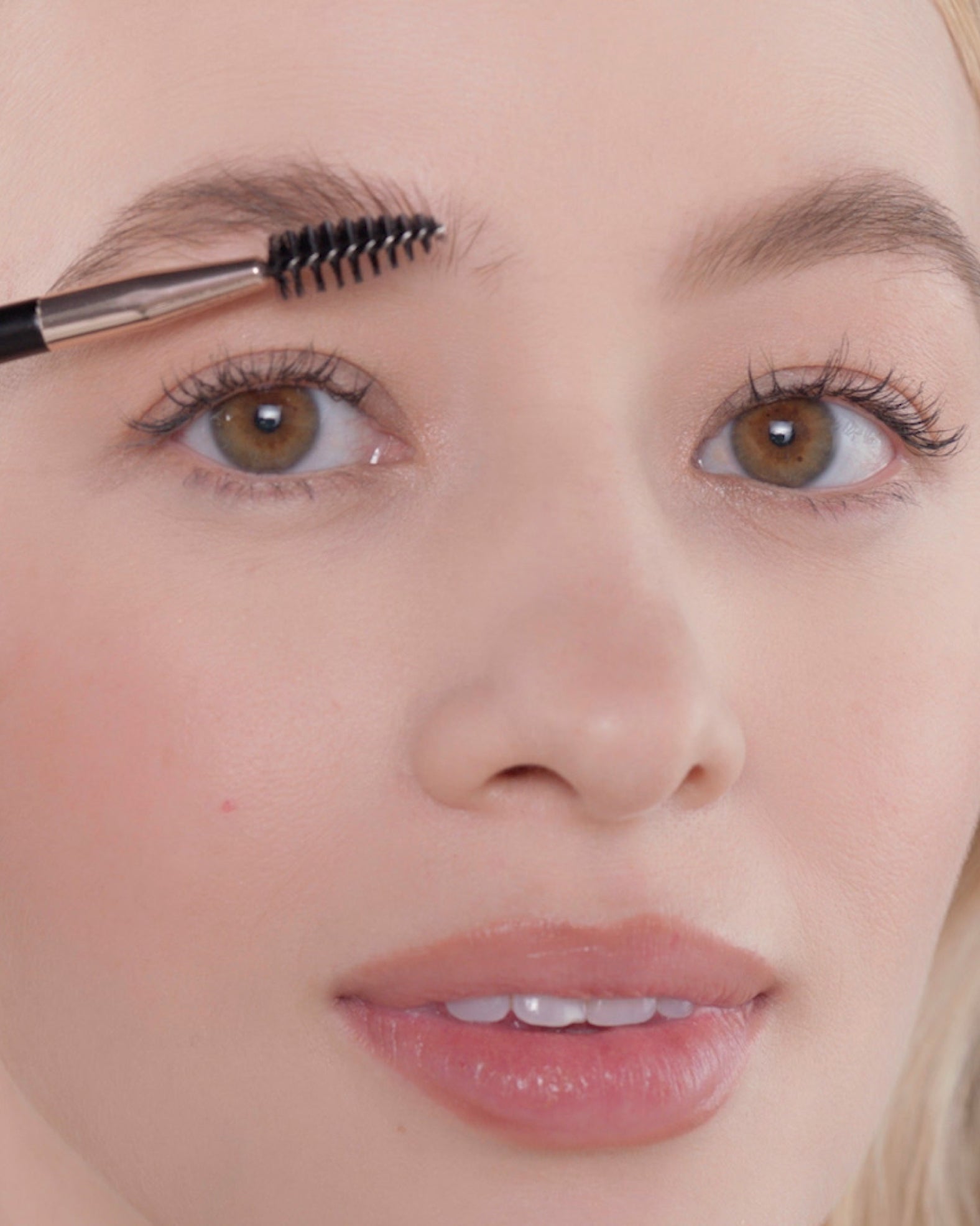 Applying Dipbrow Pomade in Taupe