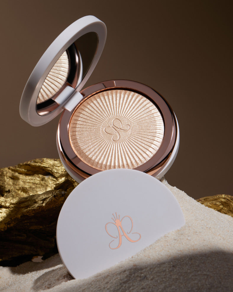 GET THE LOOK: USING GLOW SEEKER HIGHLIGHTER