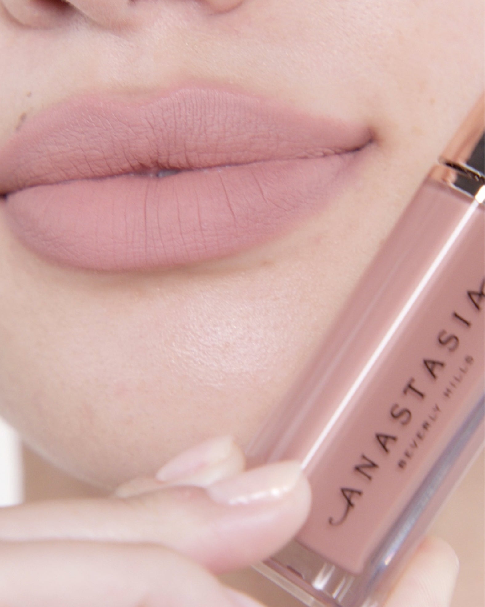 HOW TO APPLY: LIP VELVET IN PURE HOLLYWOOD