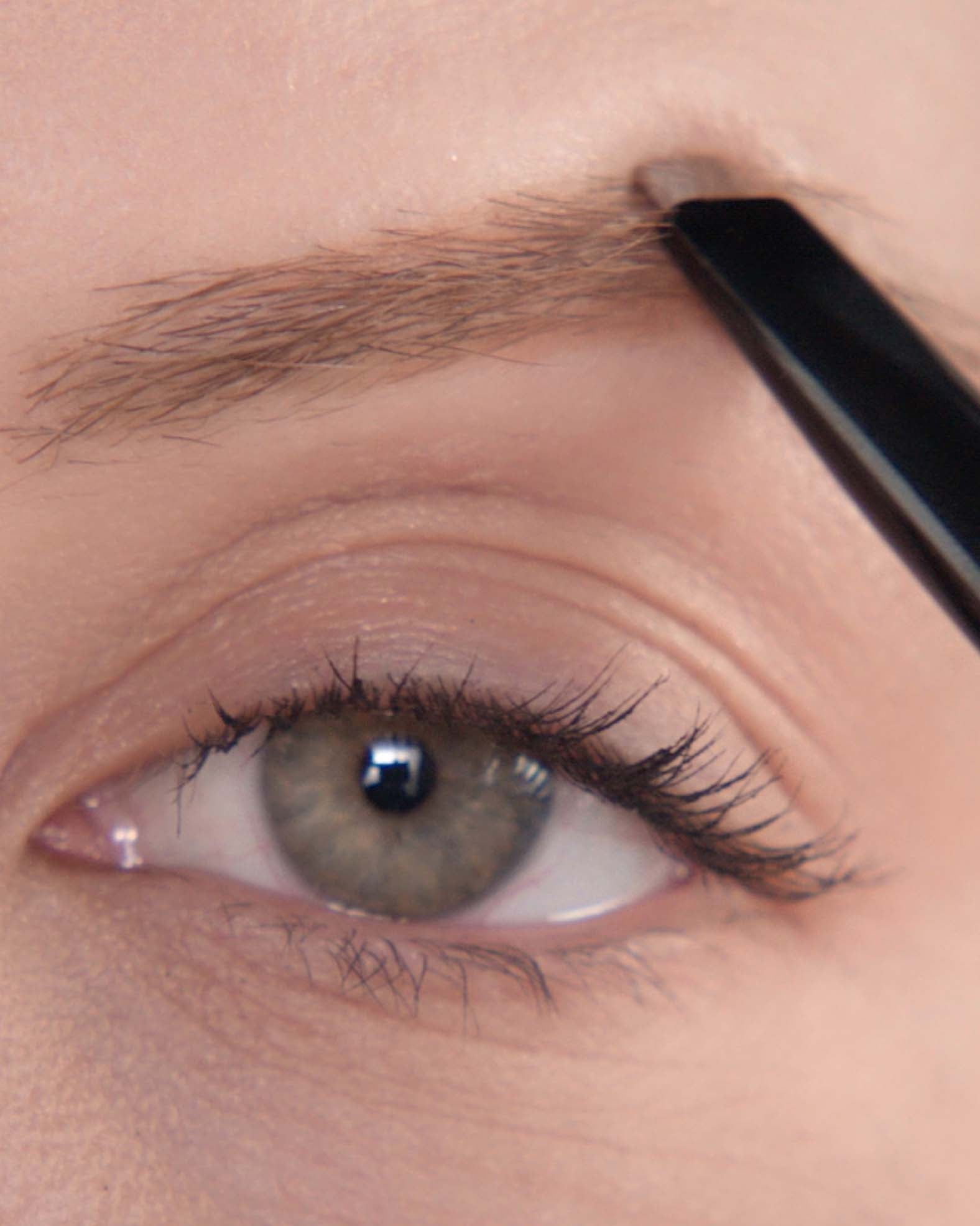 Applying Brow Definer in Strawburn and Brow Freeze® Gel