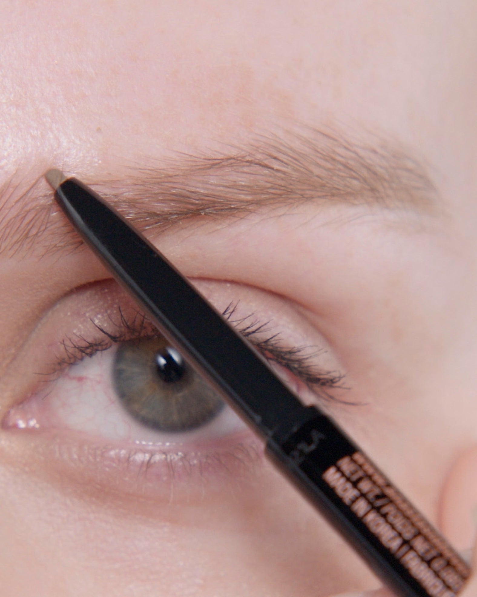 Applying Brow Wiz® in Blonde