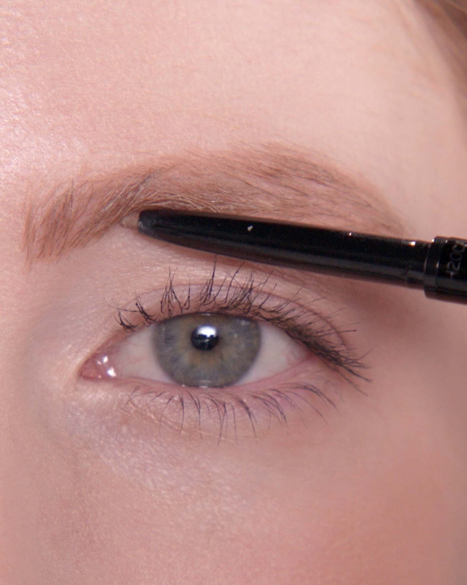 Applying Brow Wiz® in Strawburn